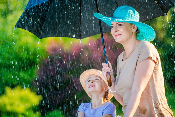 Mutter mit Tochter im Regen - Foto, Bild
