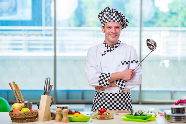 Cuoco maschio preparare il cibo in cucina
 - Foto, immagini