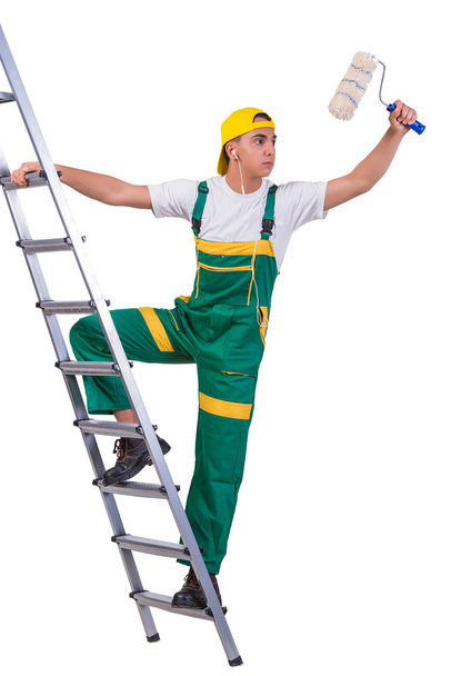 Молодой художник-ремонтник взбирается по лестнице, изолированной на белом
 - Фото, изображение