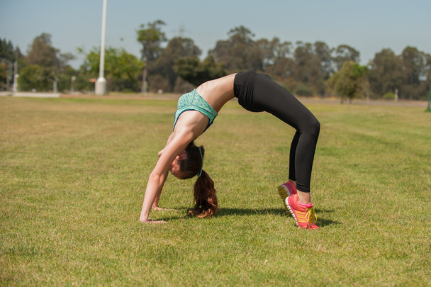 Cheerleader with great flexibility - Φωτογραφία, εικόνα