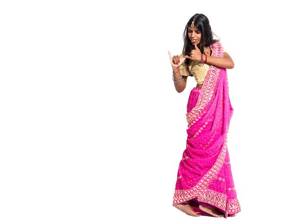Hermosa joven india bailando aislada sobre fondo blanco
 - Foto, Imagen