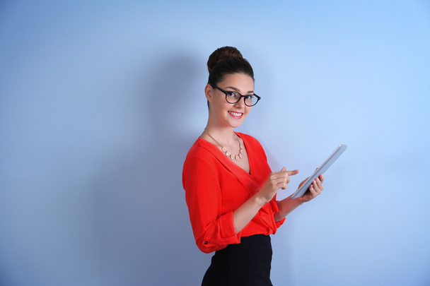Cute young woman holding tablet - Foto, Imagen