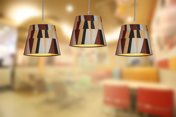 Kafede sıcak aydınlatma modern tavan lambaları. - Fotoğraf, Görsel