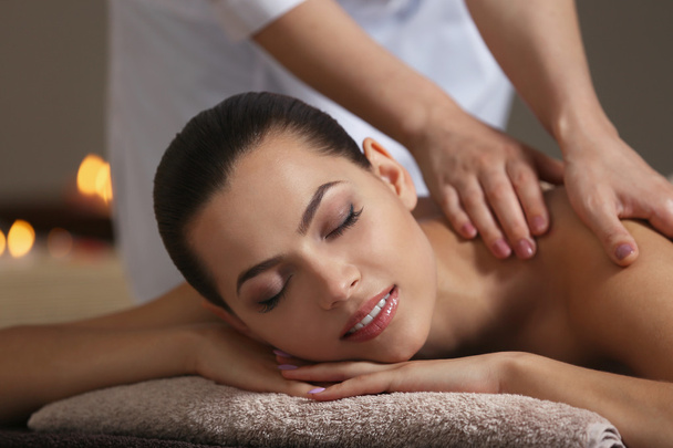 massage in spa salon - Foto, Bild