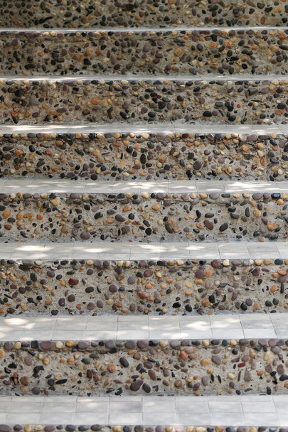Pasarela de escaleras construidas de piedra y hormigón en la vista frontal
. - Foto, Imagen