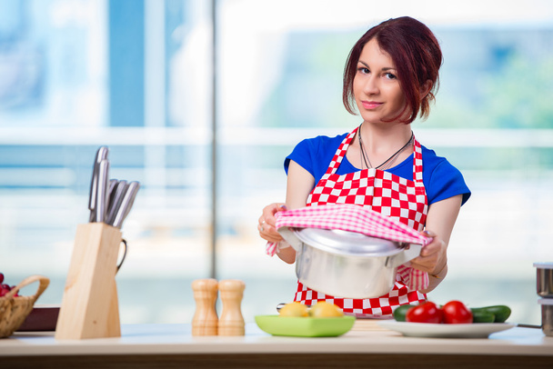 Femme préparant la soupe dans la cuisine
 - Photo, image