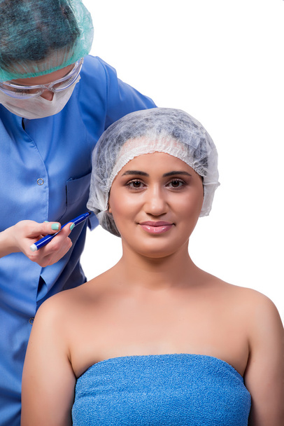 Mujer joven que se prepara para la cirugía plástica aislada en blanco
 - Foto, imagen