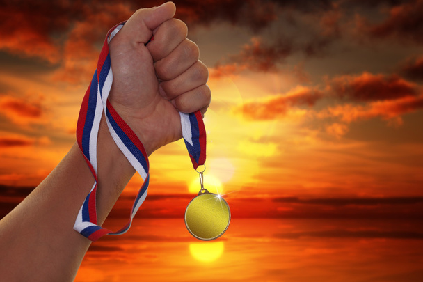 Le sportif tenant une médaille d'or
 - Photo, image