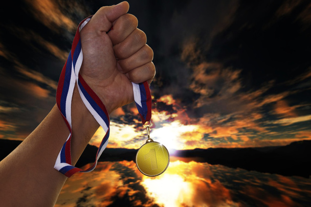 Sportovec drží zlatou medaili - Fotografie, Obrázek