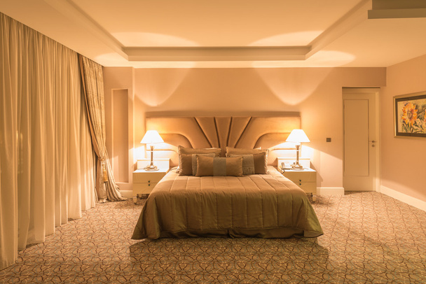 A modern szálloda szoba nagy ággyal - Fotó, kép