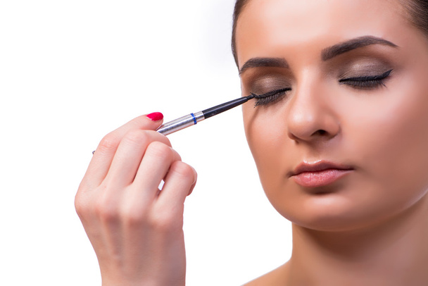 Mujer hermosa durante la sesión de cosméticos de maquillaje
 - Foto, imagen