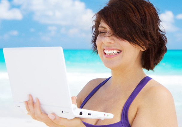 Femme avec ordinateur portable sur la plage
 - Photo, image