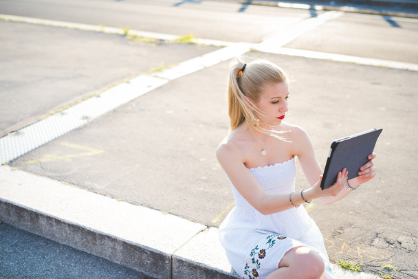 Femme blonde utilisant une tablette
  - Photo, image