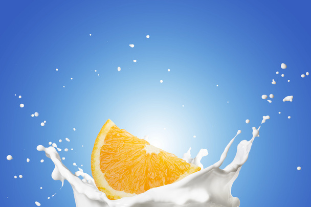 Orange On Milk Splash - Fotografie, Obrázek