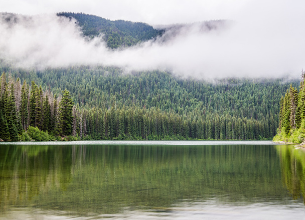 Majestic mountain lake in Manning Park, British Columbia, Canada. - Foto, imagen