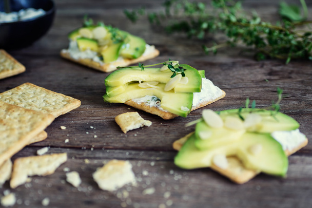 Healthy crackers with sour cream, thyme and avocado - Fotoğraf, Görsel