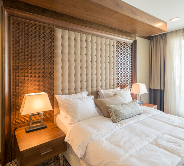 Moderni hotellihuone, jossa iso sänky
 - Valokuva, kuva