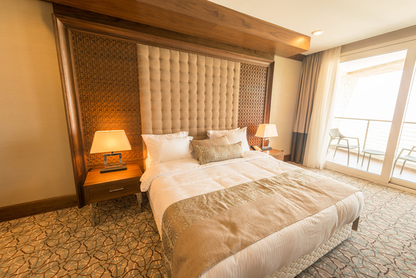 Moderní hotelový pokoj s velkou postelí - Fotografie, Obrázek