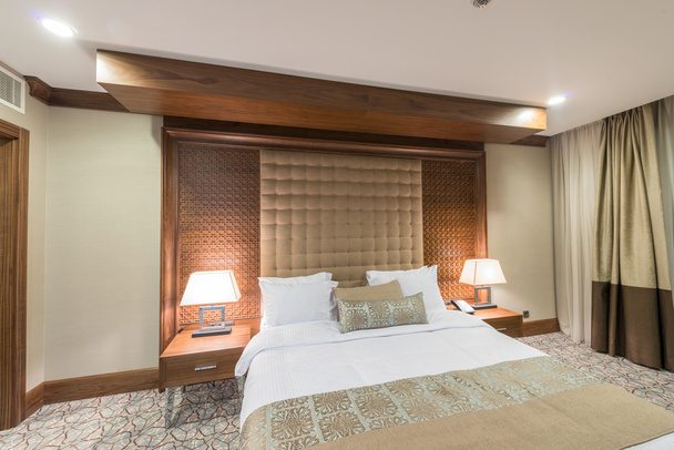 Сучасний готельний номер з великим ліжком
 - Фото, зображення