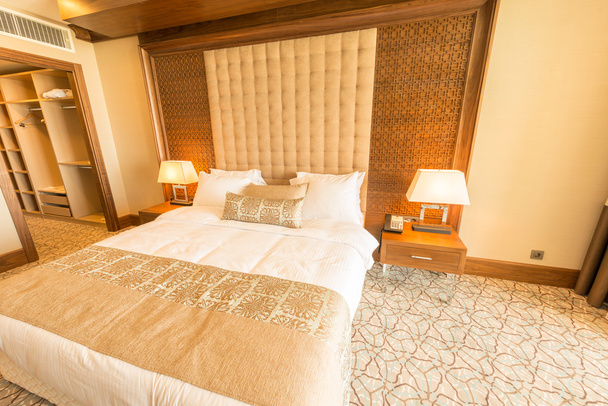 大きなベッドとモダンなホテルの部屋 - 写真・画像