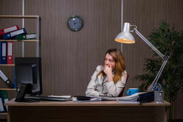 Podnikatelka, pobyt v úřadu na dlouhé hodiny - Fotografie, Obrázek