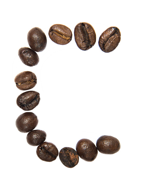 Alfabeto aislado; C hacer a partir de grano de café sobre fondo blanco
 - Foto, imagen