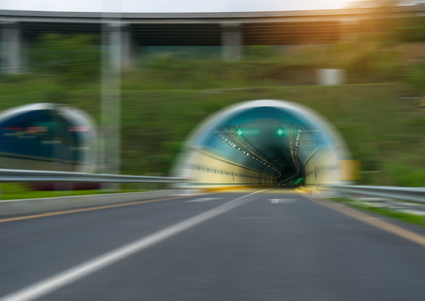 автомобіль швидко рухається на сучасному дорожньому тунелі
  - Фото, зображення