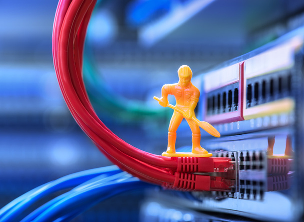 Técnicos en miniatura conectando cable de red
 - Foto, imagen