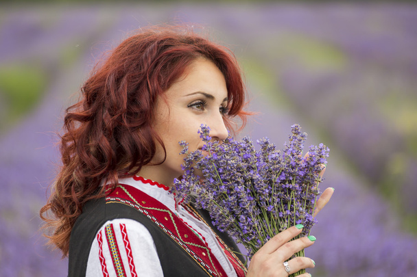 Bulgarian girl in a lavender field - Foto, afbeelding
