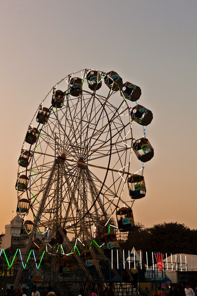 Οι άνθρωποι απολαμβάνουν την μεγάλη ρόδα στο πάρκο ψυχαγωγίας στο Δελχί το fro - Φωτογραφία, εικόνα