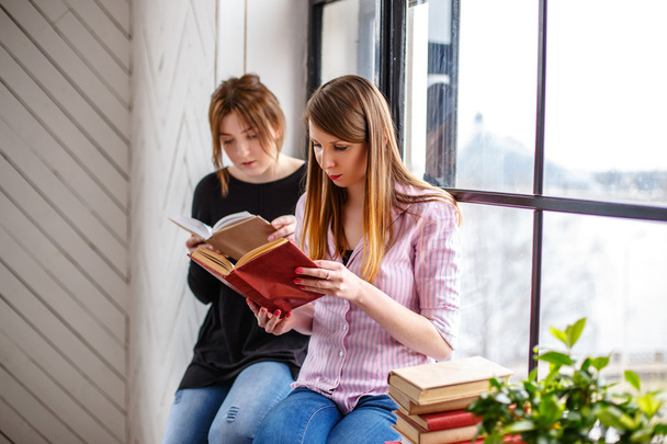 Kaksi naista lukemassa kirjaa
 - Valokuva, kuva