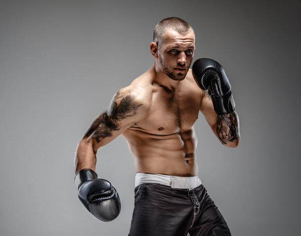 Lutador tatuado agressivo
 - Foto, Imagem