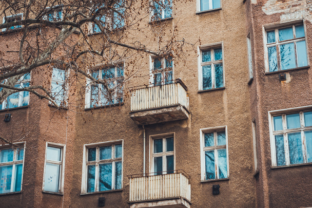 Balcones en el centro del edificio de apartamentos
 - Foto, Imagen