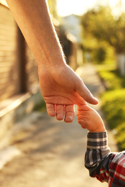 parent holds small child - Foto, Imagen
