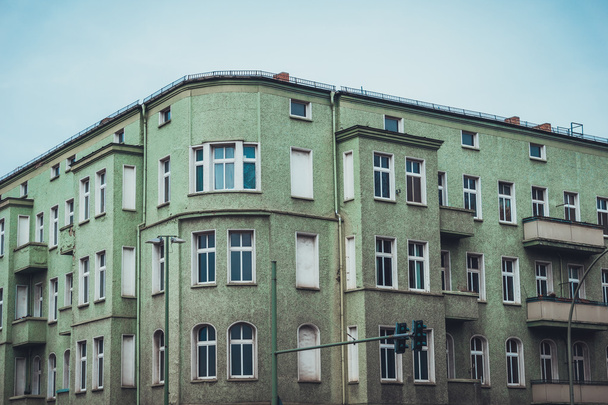 Apartamentos com canto curvo e exterior verde
 - Foto, Imagem