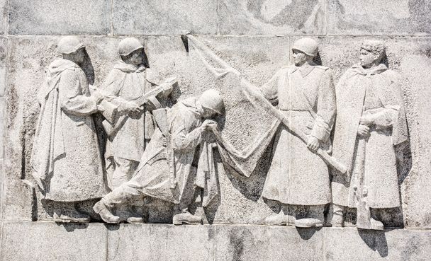 Statue en relief de soldats russes, Slavin - monument commémoratif
 - Photo, image
