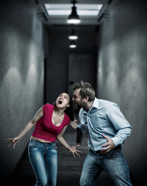 Чоловік і жінка борються
 - Фото, зображення