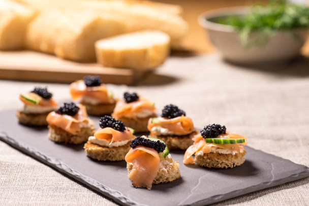 Canapés au saumon fumé à la crème sure et au caviar
 - Photo, image