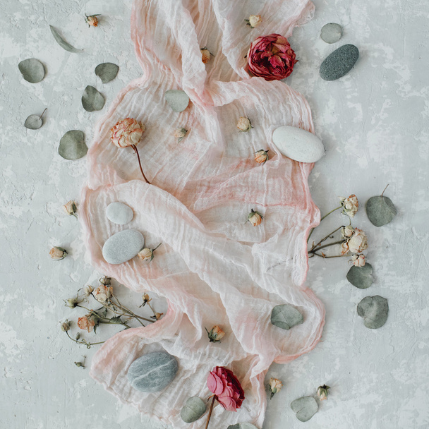 dry white tulips and red roses - Valokuva, kuva