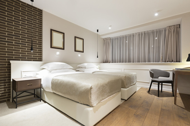 Modern double bed hotel bedroom interior - Foto, afbeelding