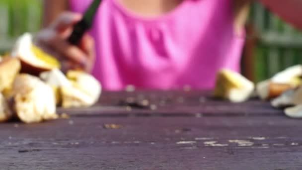 Dívka je řezání houby pro konzervování nebo smažení - Záběry, video