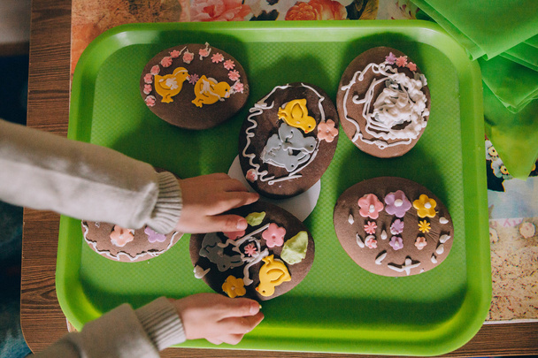 Enfant décorant biscuits de Pâques
 - Photo, image