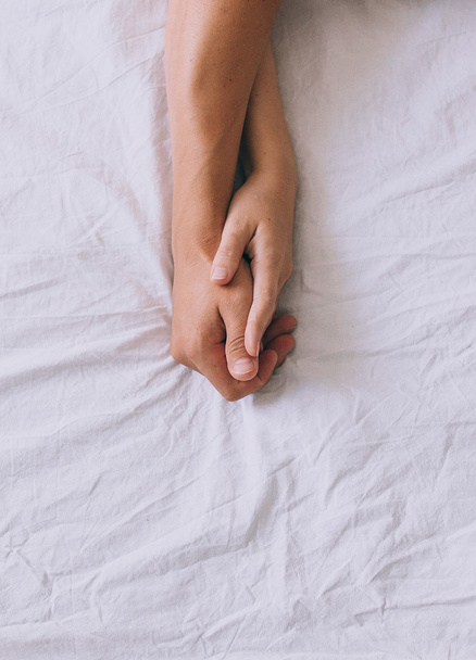 Τα χέρια του ένα ζευγάρι inn ένα κρεβάτι - Φωτογραφία, εικόνα