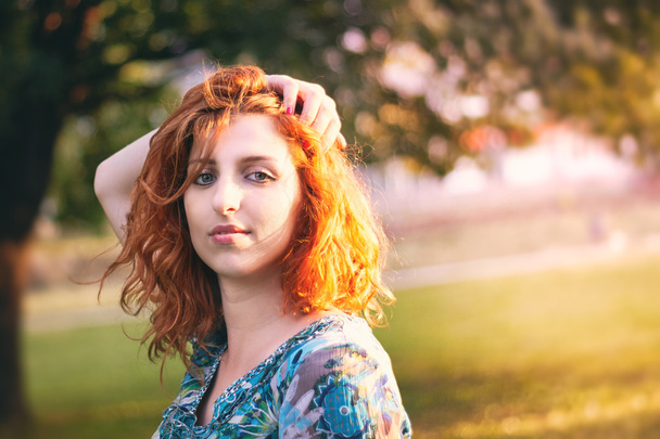Kızıl saçlı kız parkta - Fotoğraf, Görsel