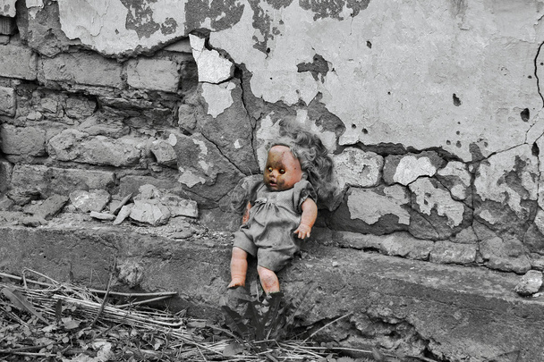 aika pysähtyi lasten lelulle vanhan talon pihalla
 - Valokuva, kuva