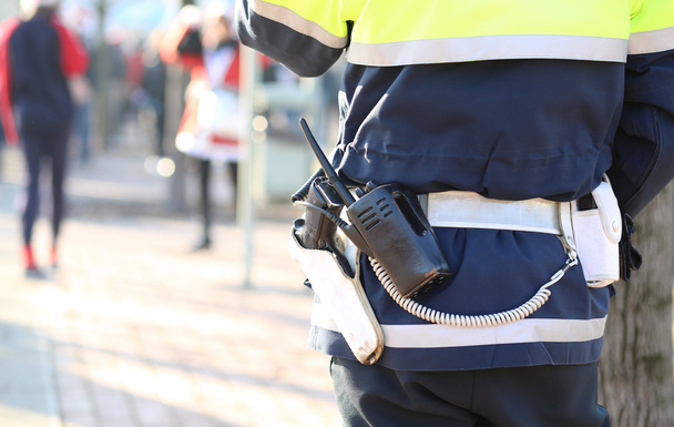 policía en uniforme con un transmisor de radio y arma durante una d
 - Foto, Imagen