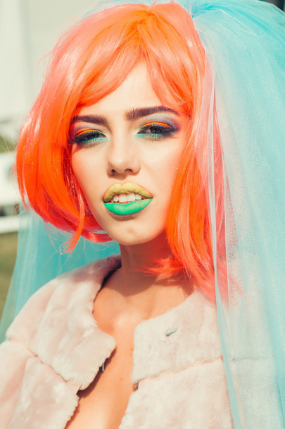 hübsches Mädchen mit orangefarbenen Haaren und Make-up - Foto, Bild