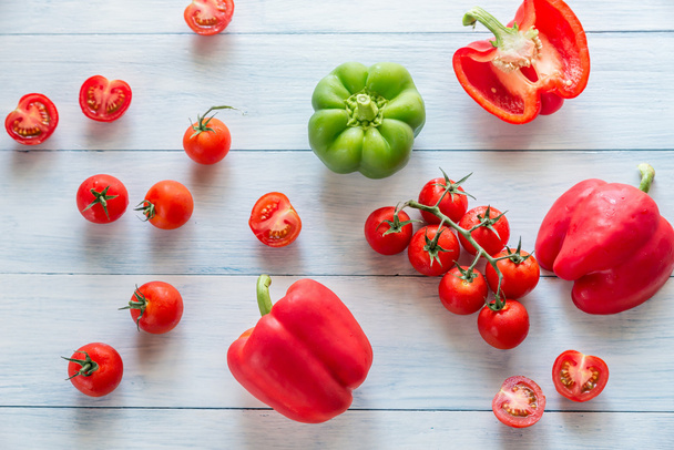 Tomates et poivrons frais
 - Photo, image