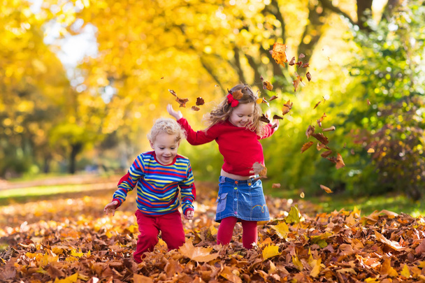 Enfants jouant dans le parc d'automne
 - Photo, image