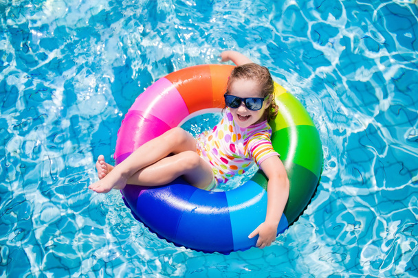 παιδί στην πισίνα - Φωτογραφία, εικόνα